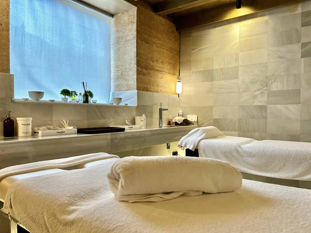 Double massage (50 min), Spa Privé (60 min) et Dîner Jumelés à des vins bio pour deux